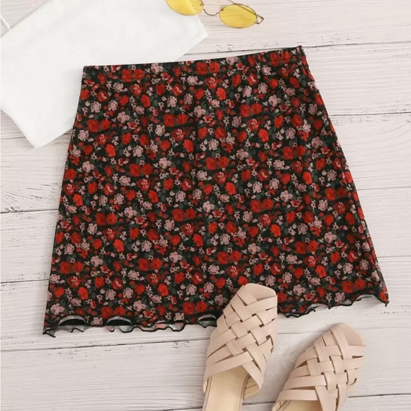 Lettuce Trim Ditsy Black and Red Floral Print Skirt Size XS/2 - Picture 1 of 6
